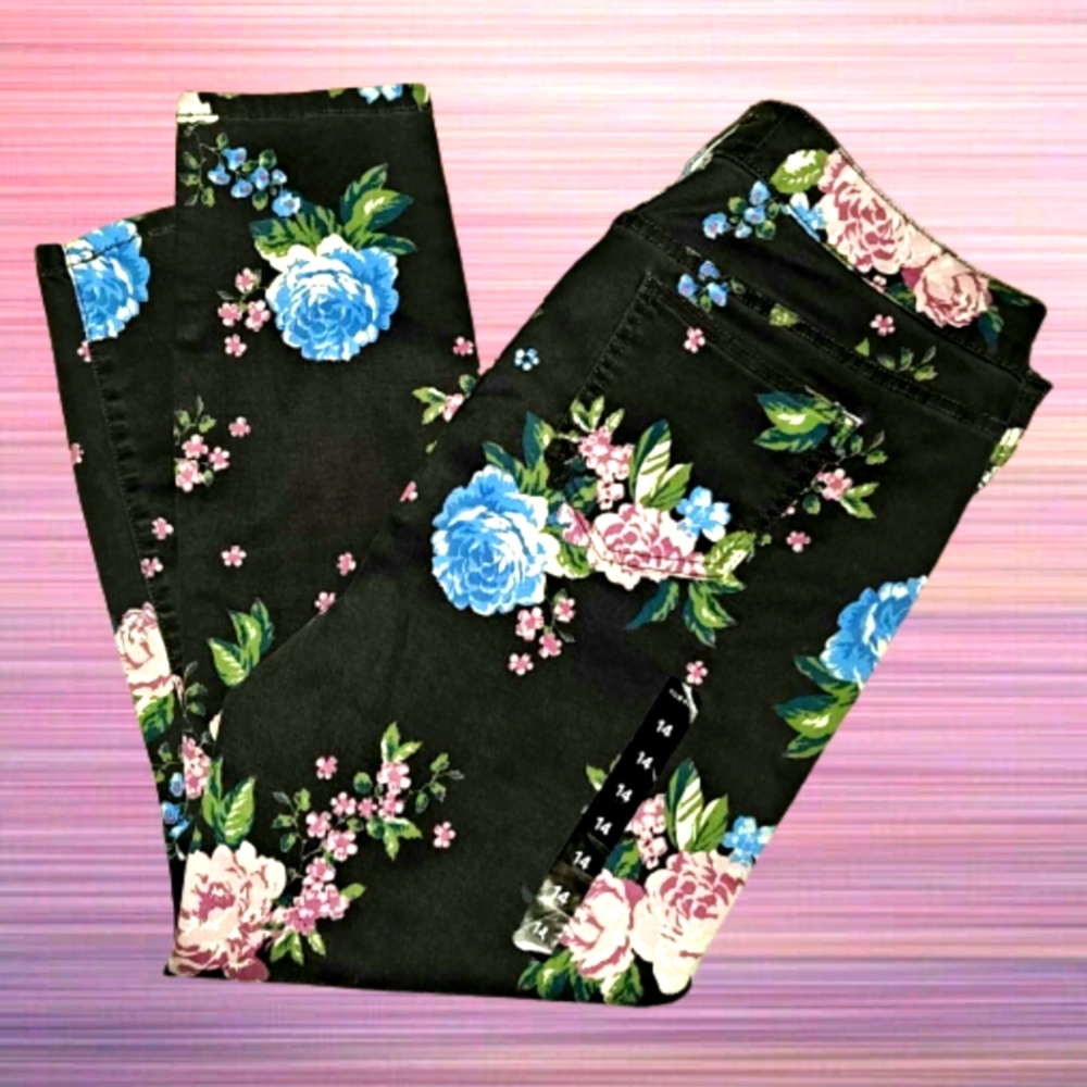 SOLD: "TORRID" Women's Black Floral Printed Jeans - Size 14